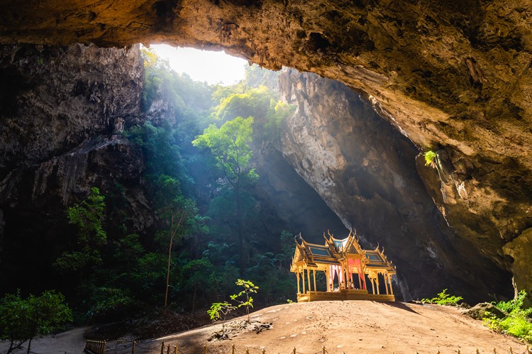 In de buurt van Hua Hin ligt de Phraya Nakhon grot in het nationale park Khao Sam Roi Yot